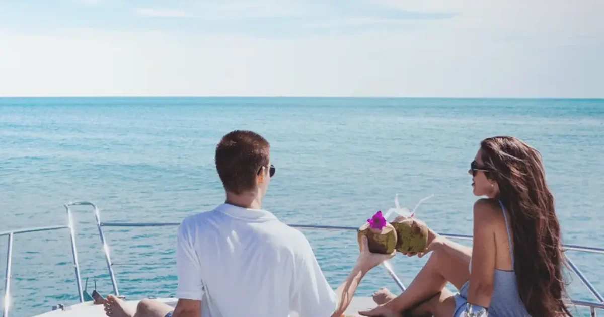 yacht hire Dubai. Elite Pearl Charter couple in a yacht hire in Dubai. Yacht rental in Dubai for Couples image blog.